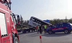Yolcu otobüsü ile tur otobüsü çarpıştı biri ağır 27 yaralı