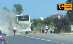 İçinde 43 turist bulunan tur otobüsünün motoru alev aldı
