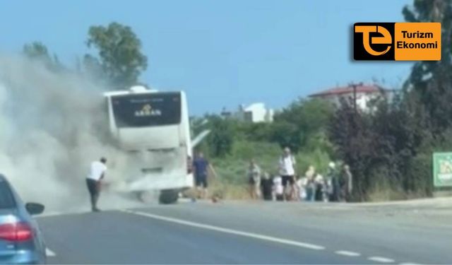 İçinde 43 turist bulunan tur otobüsünün motoru alev aldı