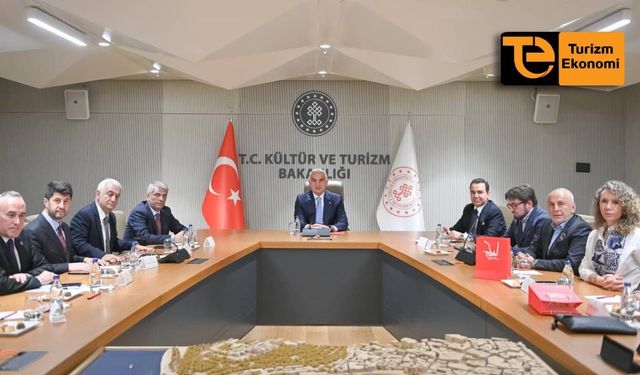 Merhmet Nuri Ersoy turizmcilerle küresel riskleri görüştü