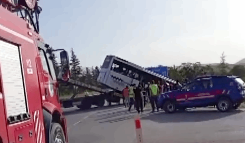 Yolcu otobüsü ile tur otobüsü çarpıştı biri ağır 27 yaralı