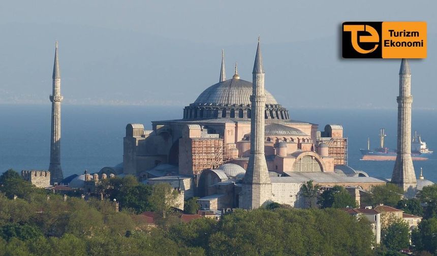 Rus turistler Ayasofya'da İncil okurken gözaltına alındı