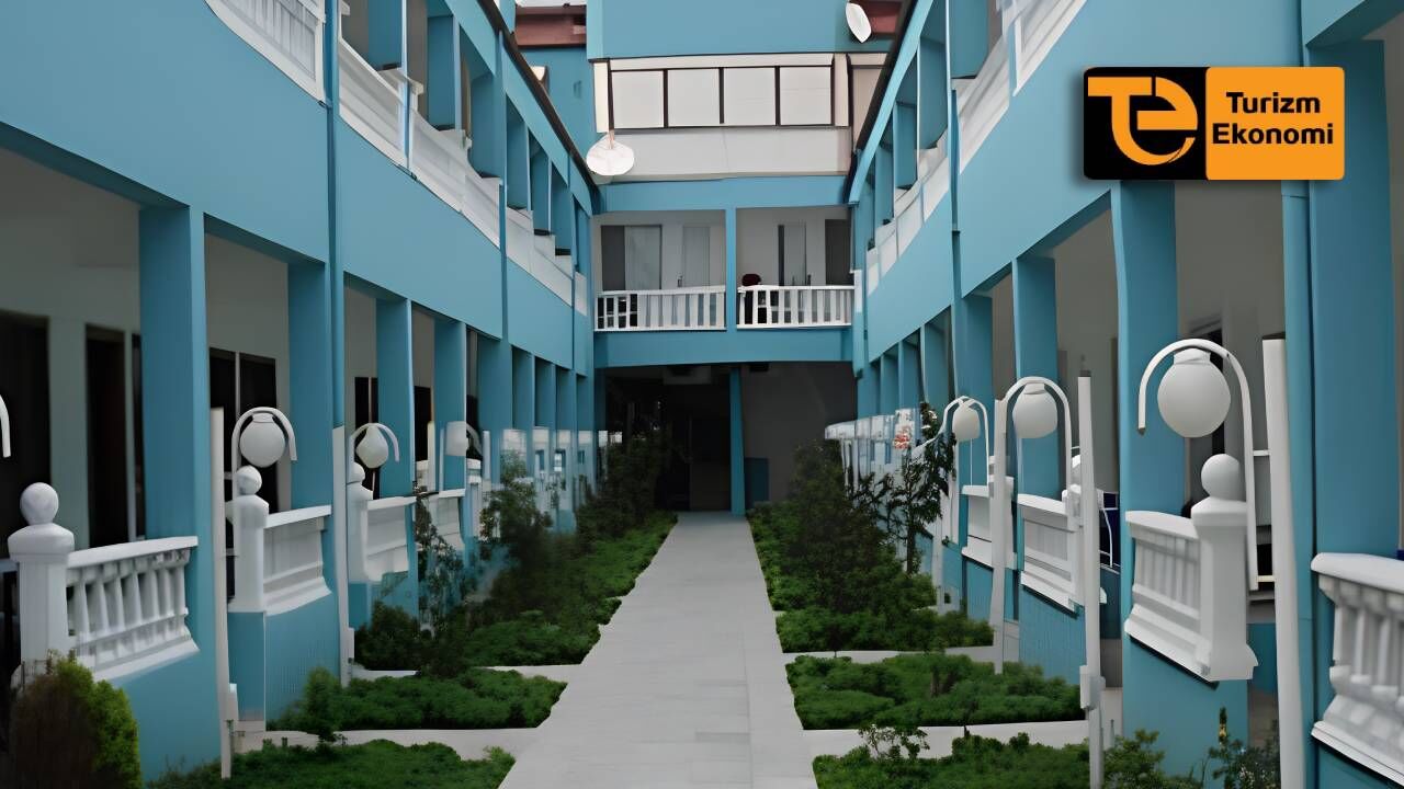 Ayvalık’ta arsa ve üzerindeki otel satışa çıkarıldı.